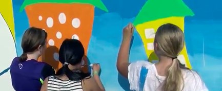 VIDEO: Elever fra Odense Friskole dekorerer letbanens byggehegn