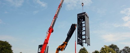 VIDEO: Elevatortårne på ny Hjallese Station bliver hejst på plads