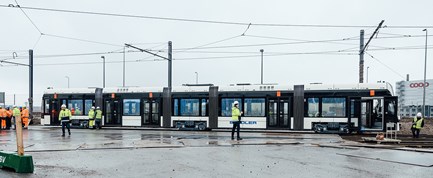 Se billederne: Første letbanetog er kommet til Odense
