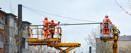 Sidste mast til letbanens kørestrøm nu på plads