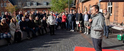 Masser af mennesker ved indvielse af Benedikts Plads
