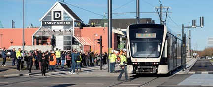 VIDEO: Første tog til Tarup Center markeret med brunsviger
